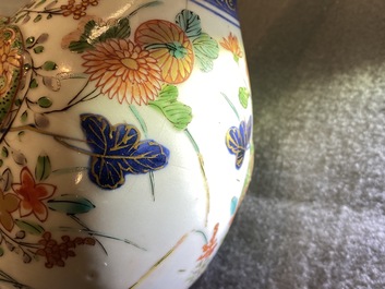 Drie Japanse flesvormige Imari vazen met reli&euml;fdecor, Edo, 17/18e eeuw